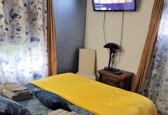 Cozy quiet place next to hwy smart tv+wifi+netflix has Balcony rooms