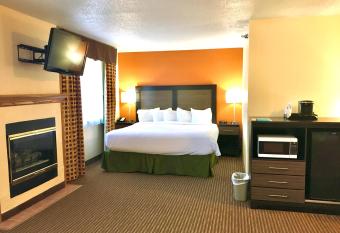 Days Inn & Suites by Wyndham Traverse City has rooms with a private hot tub