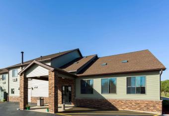 Super 8 By Wyndham Dekalb Il has Balcony rooms