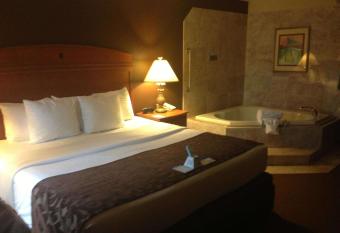 Best Western Manhattan Inn has rooms with a private hot tub