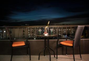 Manor Court Luxury Apartment has Balcony rooms