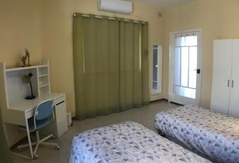 Corner Townhouse 1Km from University has Balcony rooms