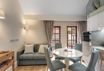 Oporto Home Wine Cellars has Balcony rooms