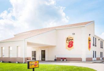 Super 8 by Wyndham Lincoln has rooms with a private hot tub