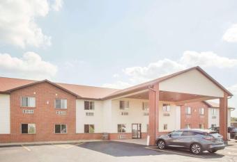 Super 8 by Wyndham Monmouth IL has Smoking rooms