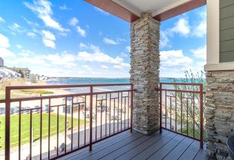 Tamarack Lodge has rooms with a private hot tub