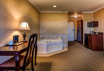 Irish Cottage Inn & Suites has rooms with a private hot tub