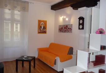 La casa di Perpy Ivrea centro storico allows 18 year olds to book a room