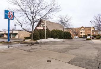 Motel 6 Libertyville. Il has Smoking rooms