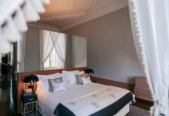 Torel Palace Porto has rooms with a private hot tub