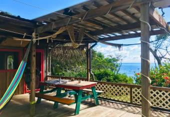Guanaja Backpackers Hostel has Balcony rooms