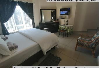 Charlie s Spot - Norwood has rooms with a private hot tub