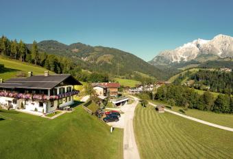 Haus Rainer has Balcony rooms