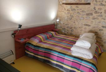Mayor 17 Apartamento 3 allows 18 year olds to book a room