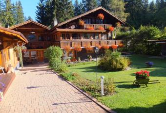 Au Petit G  te Les Paccots has Balcony rooms