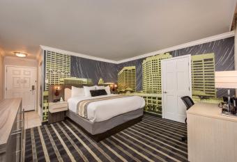 Best Western Plus Milwaukee West has rooms with a private hot tub