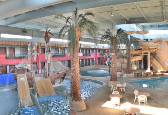Ramada by Wyndham Sioux Falls Airport-Waterpark & Event Ctr has rooms with a private hot tub