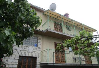 GREEN GARDENS 2 allows 18 year olds to book a room