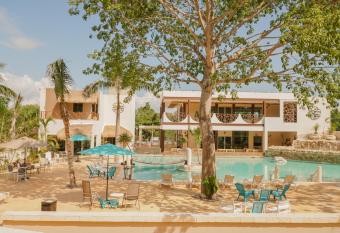 Casa Kaoba Hotel & Suites has rooms with a private hot tub