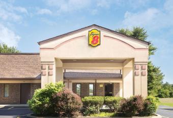 Super 8 by Wyndham Taylorville IL has Smoking rooms