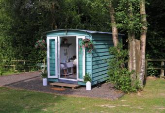Hopgarden Glamping Luxury Shepherds Huts has Balcony rooms