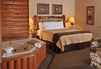Stoney Creek Hotel Peoria has rooms with a private hot tub