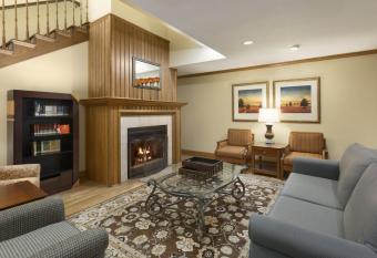 Country Inn & Suites By Radisson - Rochester allows 18 year olds to book a room