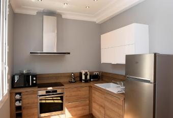 Libourne Hyper Centre    deux pas de Saint Emilion allows 18 year olds to book a room