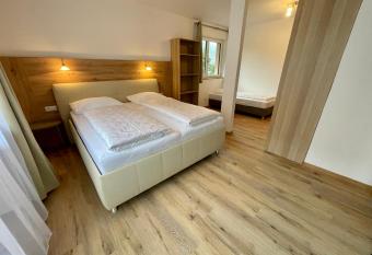 Garni Transit B&B - Your Stopover has Balcony rooms