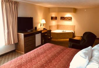 Shenandoah Inn & Suites has rooms with a private hot tub