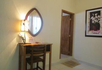 Hotel Tres Flores has rooms with a private hot tub