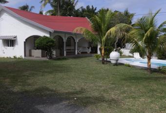 Le Grand Cacatoie allows 18 year olds to book a room