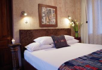 Meson Panza Verde has rooms with a private hot tub