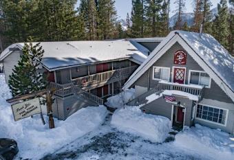 Cinnamon Bear Inn has rooms with a private hot tub