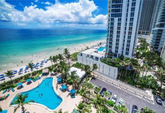 Tides Apt on Hollywood Beach has Balcony rooms