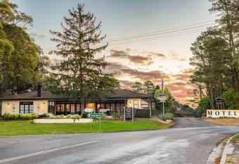 Bundanoon Country Inn Motel allows 18 year olds to book a room