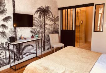 Les Apparts d Agn  s- Rom  o et Juliette allows 18 year olds to book a room