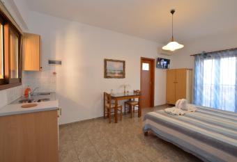 Kochyli Studios has Balcony rooms