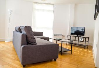 Serviced Apartment In Liverpool City Centre - Free Parking - Balcony - by Happy Days has Balcony rooms