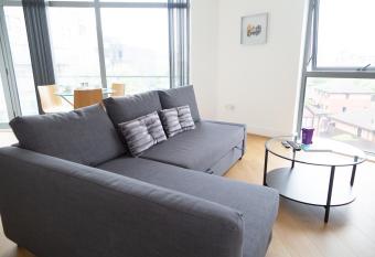 Serviced Apartment In Liverpool City Centre - Free Parking - Balcony - by Happy Days has Balcony rooms