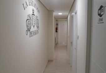 Pensi  n La Estaci  n has Balcony rooms