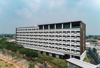 ISORAS CIKARANG has Smoking rooms