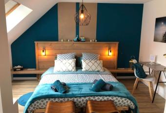 la chambre de lola has rooms with a private hot tub