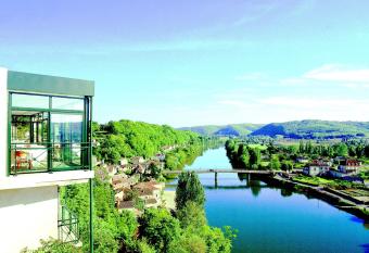 H  tel C  T   LOT has Balcony rooms