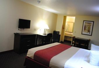 Scottish Inns Fort Worth has rooms with a private hot tub