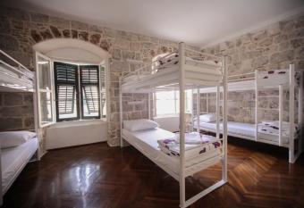 Hostel Angelina Old Town allows 18 year olds to book a room