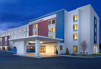 Hotel Vista Sierra allows 18 year olds to book a room