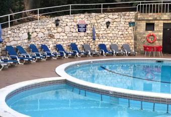 Squash Club Apartamentos allows 18 year olds to book a room