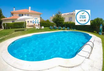 Carcavelos Surf Hostel & Surf Camp has Balcony rooms