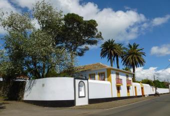 Quinta do Esp  rito Santo allows 18 year olds to book a room